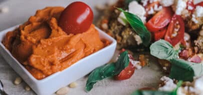 Eiwitrijke vegan paprika hummus