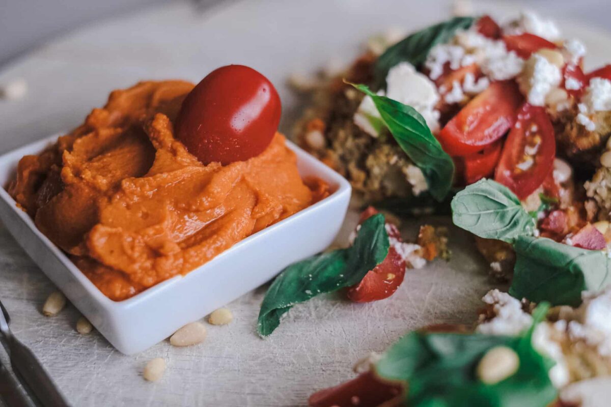 Eiwitrijke vegan paprika hummus