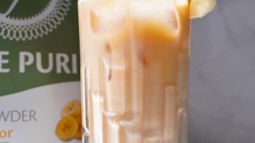 Proteinreicher Banana Bread Latte