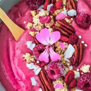 Raspberry smoothie bowl Live Puri