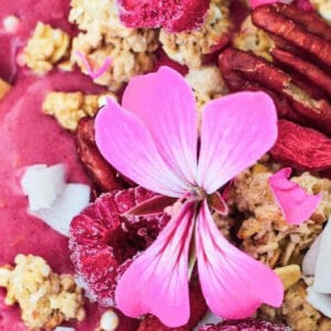 Raspberry smoothie bowl Live Puri