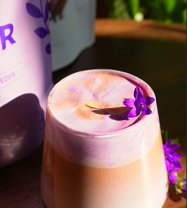 Eiweißreiche vegane Ube Cloud Latte